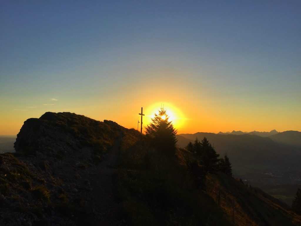 Steineberg Gipfelkreuz im Sonnenaufgang