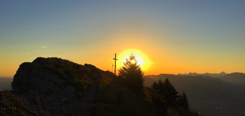 Steineberg Gipfelkreuz im Sonnenaufgang