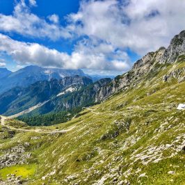 Blick zurück Richtung Passo di Predil und auf die Berghütte unterhalb der Passhöhe