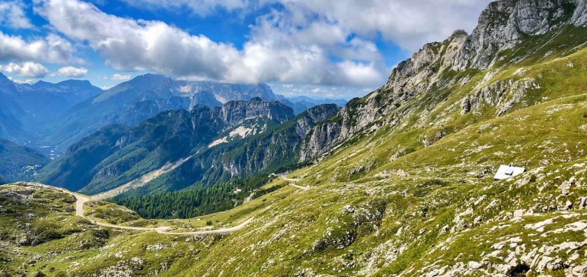 Blick zurück Richtung Passo di Predil und auf die Berghütte unterhalb der Passhöhe