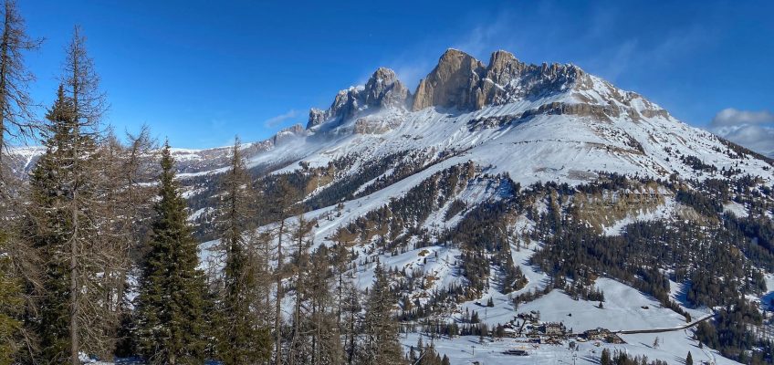 Blick auf den Rosengarten und das Klima-Skigebiet Carezza