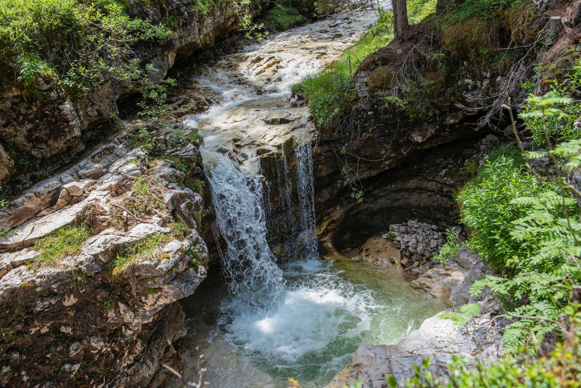 Gores de Federa, in kleinen Wasserfällen stürzt sich der Boite ins Tal - ©Ute Dandrea