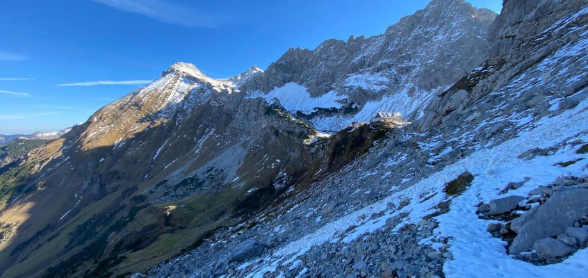 Alpine Gefahren und winterliche Bedingungen – so gelingt der Start in die neue Wandersaison