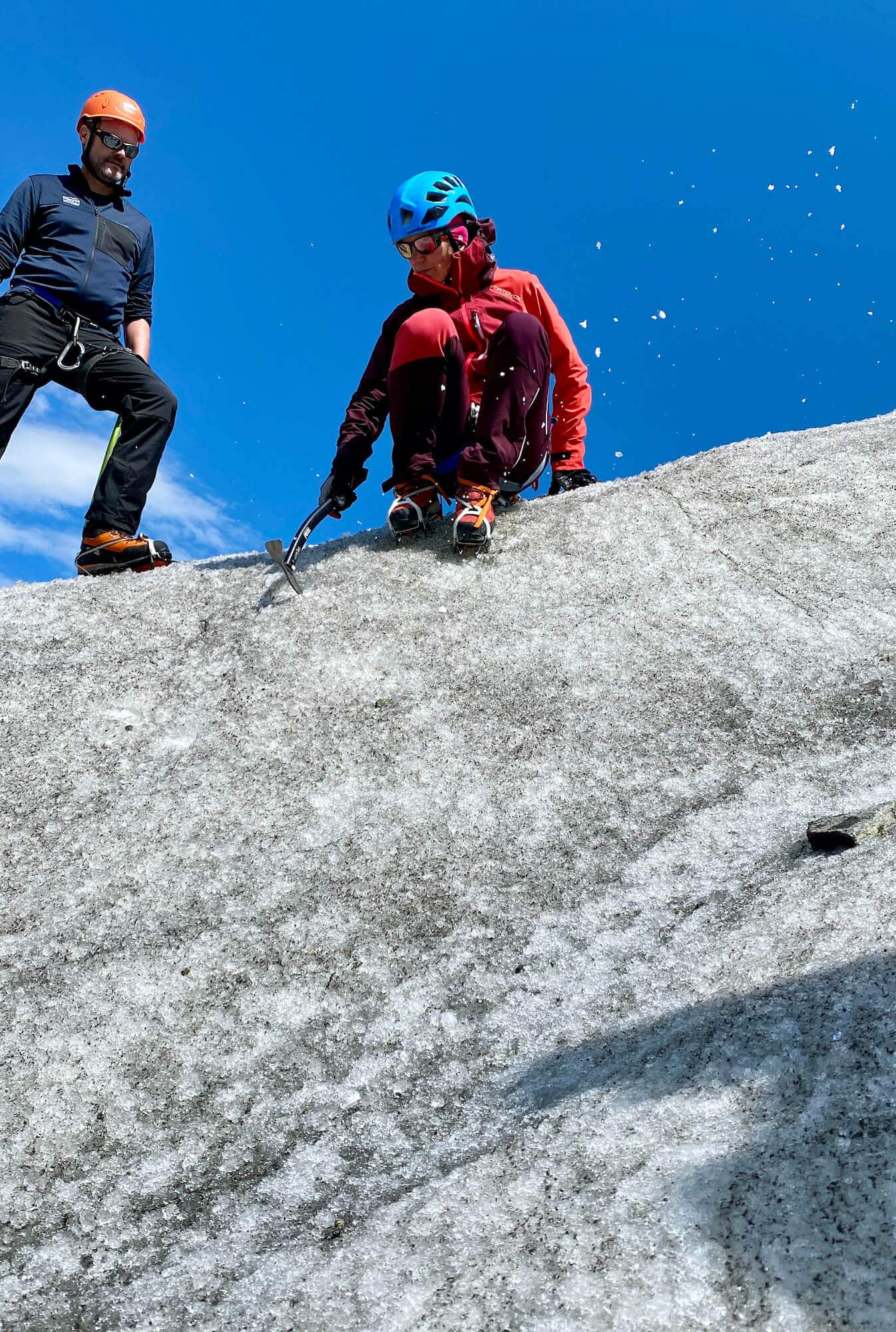 Richtiger Einsatz von Steigeisen und Eispickel in steilem Gelände