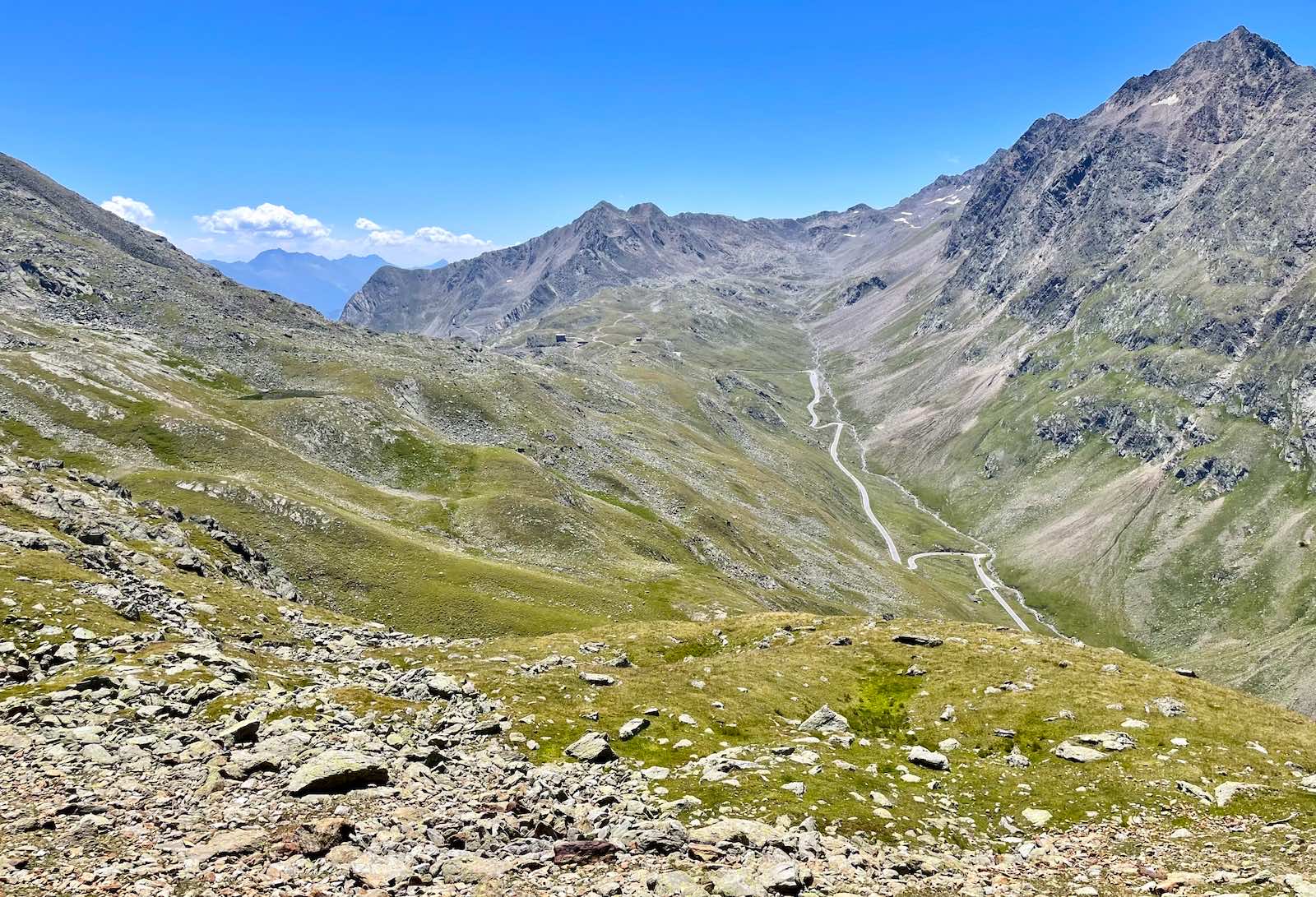 Blick zurück zum Timmelsjoch, unten die Passstrasse