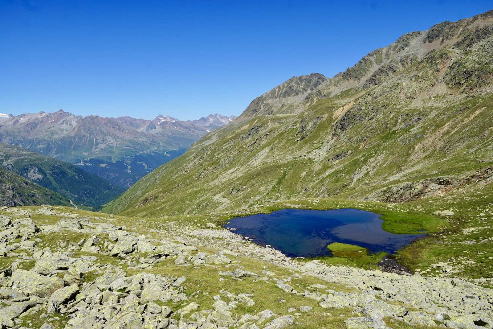 Einer der zahlreichen Seen entlang des Wegs