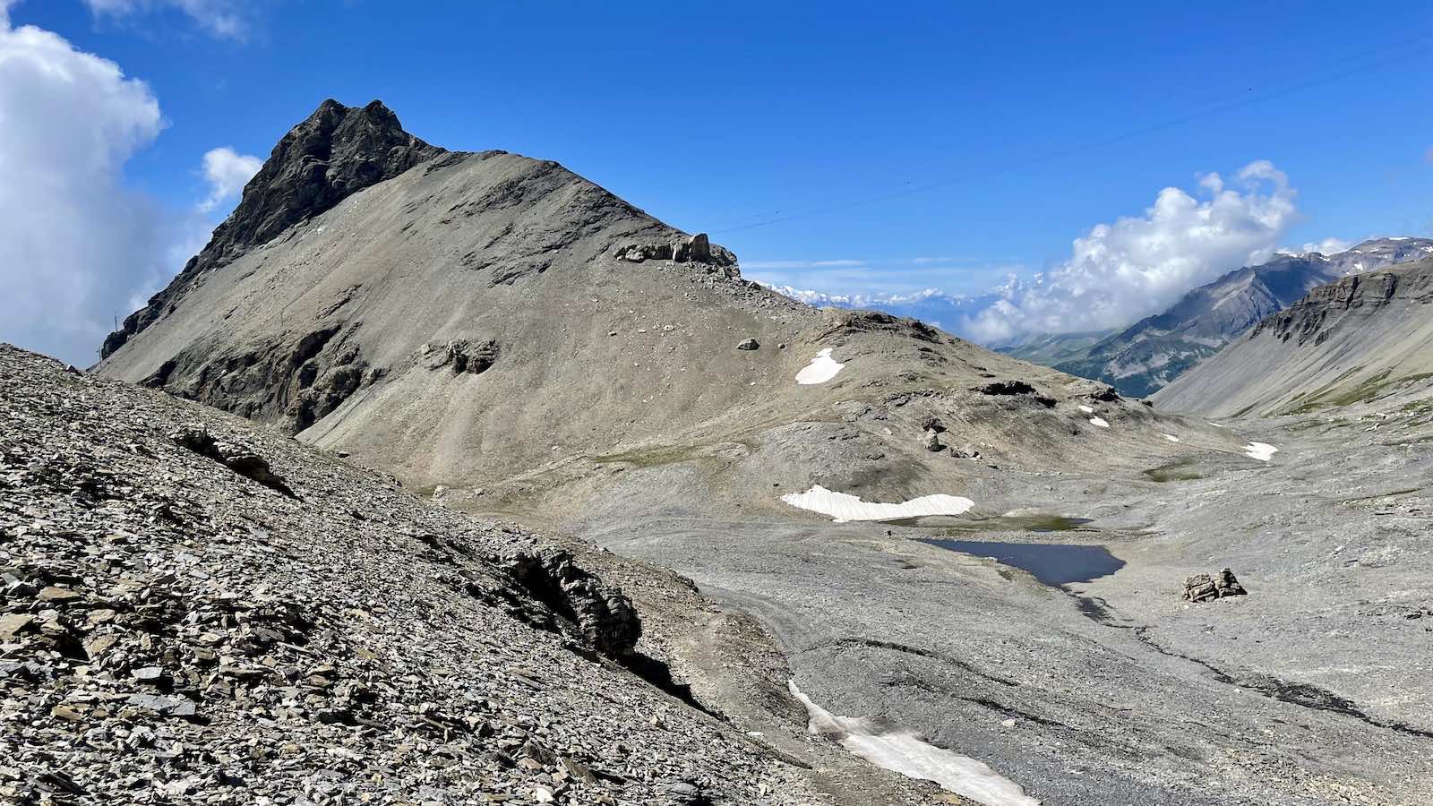 Steinig-felsiger Aufstieg zur Gipfelstation am Plaine Morte Gletscher
