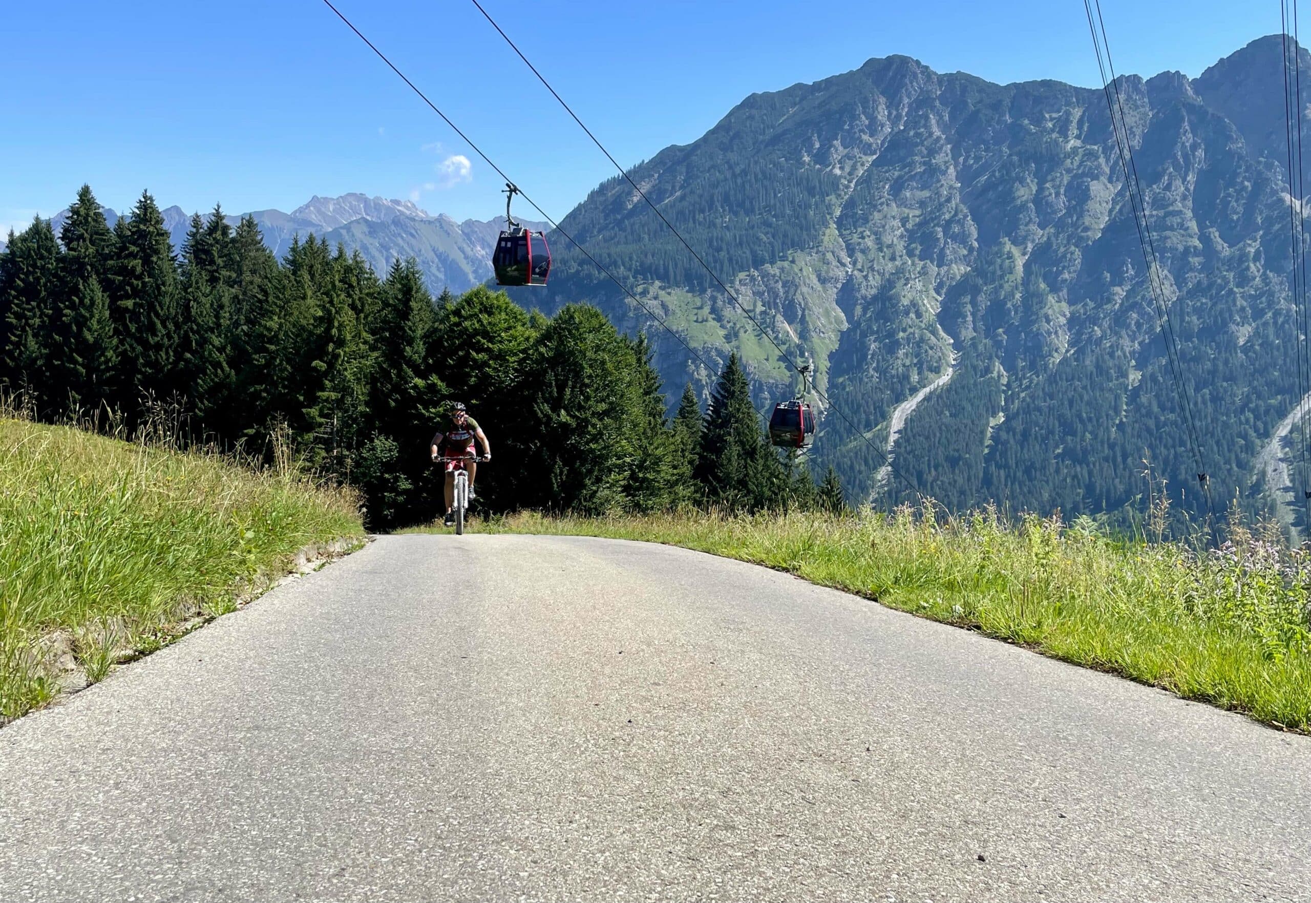 Auffahrt mit dem Mountainbike zur Alpe Obere Bierenwang