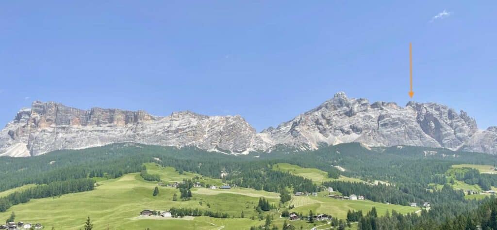 Blick von der Ortschaft Stern auf den Fanes-Sennes-Prags Naturpark und die Conturines Spitze