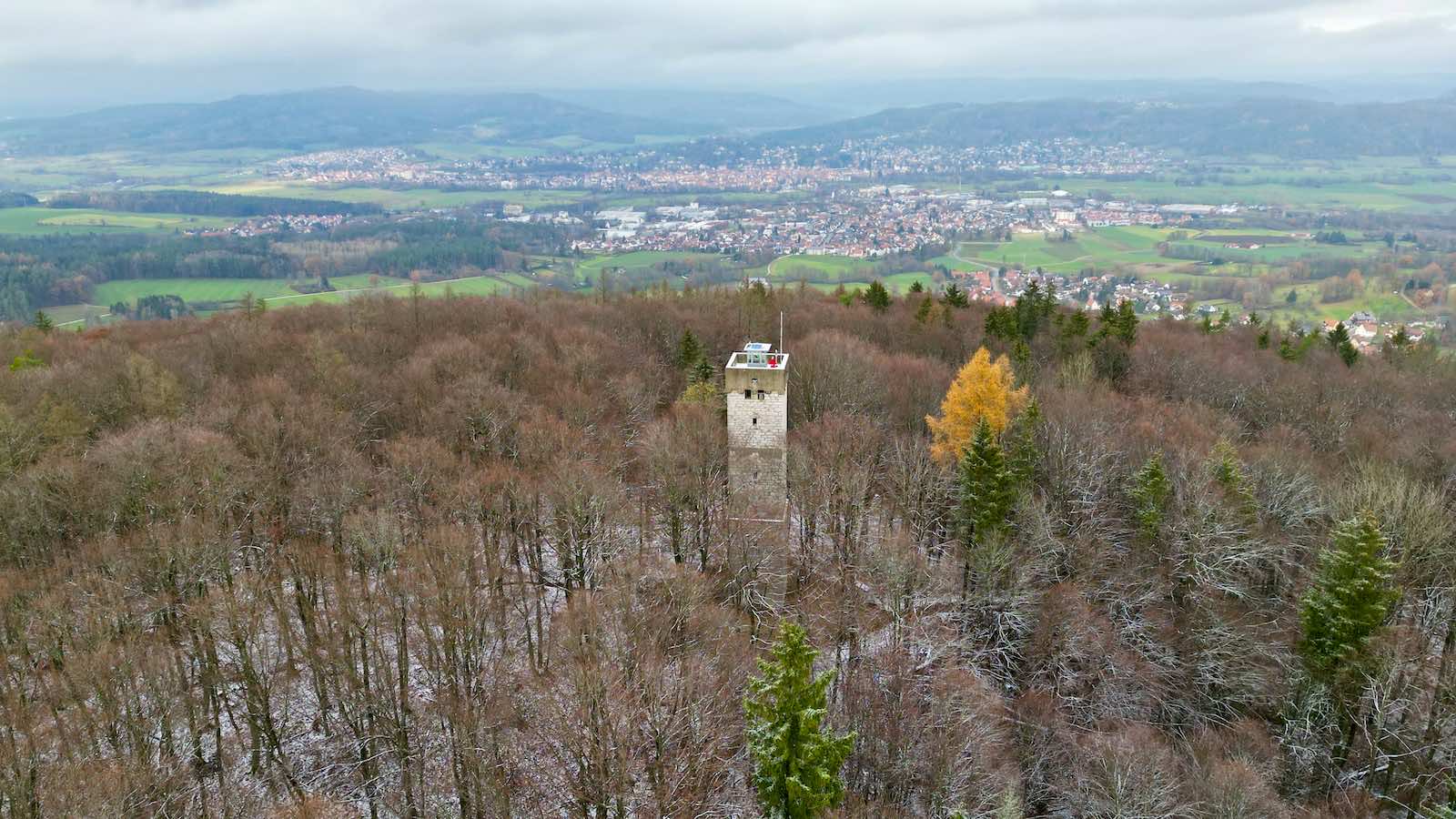 Der Arzbergturm auf dem gleichnamigen Gipfel, hinten Hersbruck