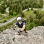 Über einige Querbänder zieht sich der Klettersteig oberhalb des Oberjochpass nach oben