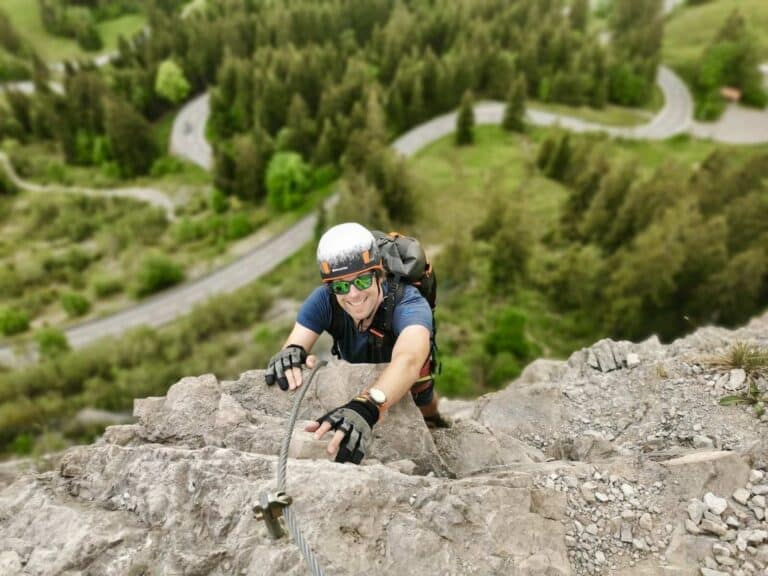 Über einige Querbänder zieht sich der Klettersteig oberhalb des Oberjochpass nach oben