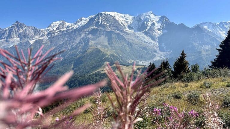 Der Mont Blanc, in der Bildmitte die Bahnstrecke in Richtung des Aufstiegs