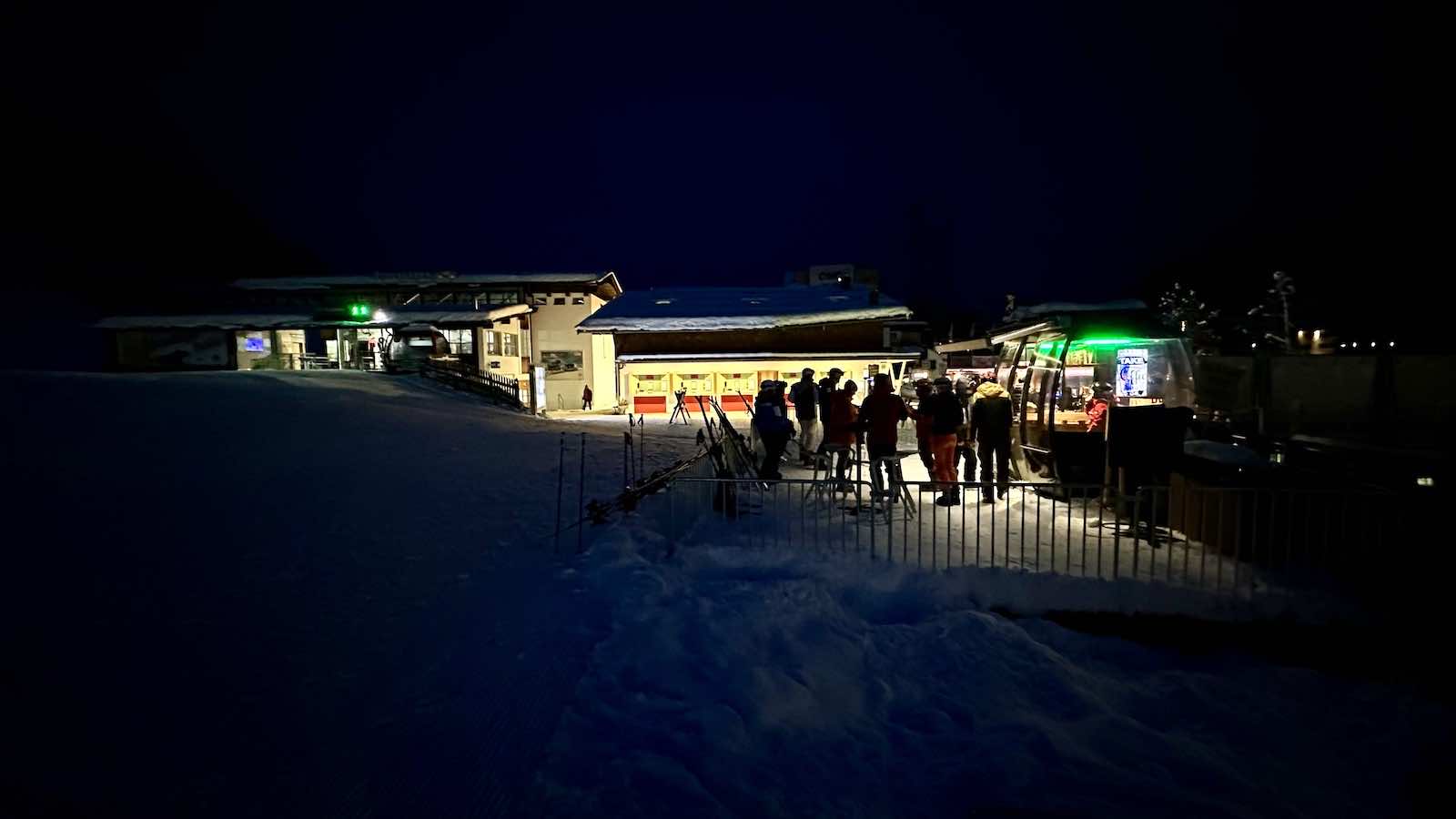 7Uhr 10 - der Skitag startet mit einem heißen Kaffee und Croissant an der Talstation der Streubödenbahn