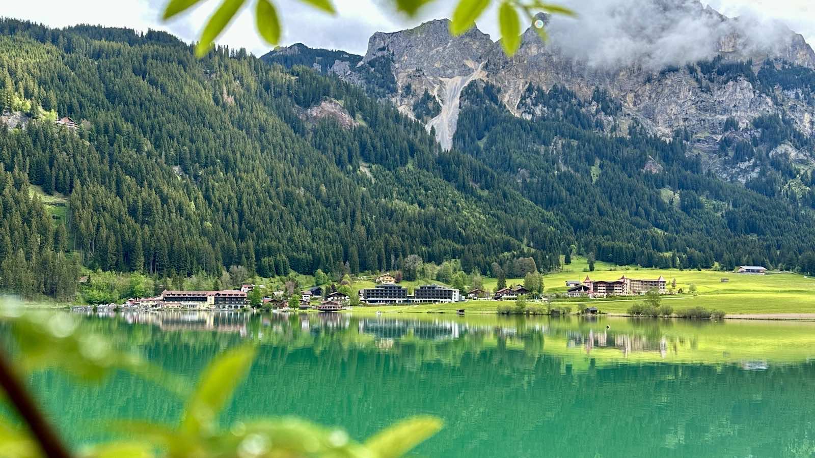 Blick Richtung Haller, dahinter bauen sich Gimpel und Rot Flüh auf