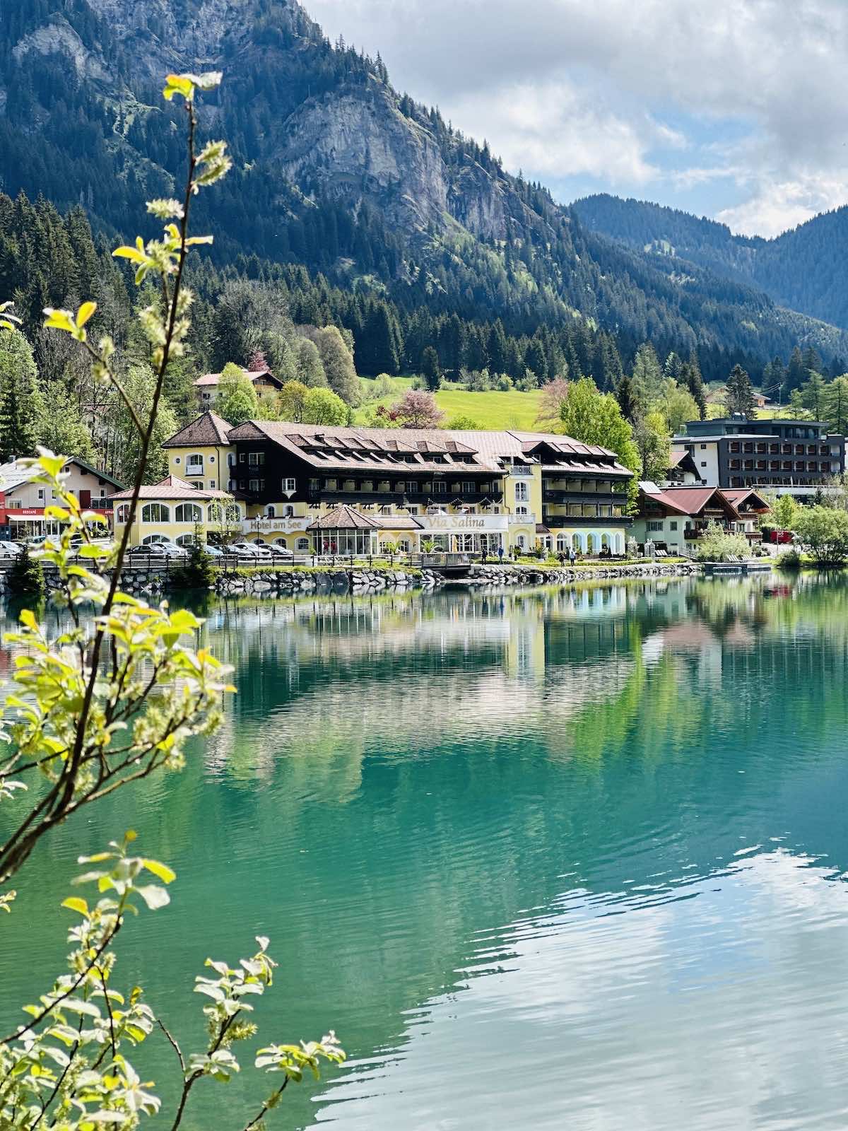 Das Hotel Via Salina in Haller liegt direkt am See und lädt zu einer Einkehr auf seiner Sonnenterrasse ein