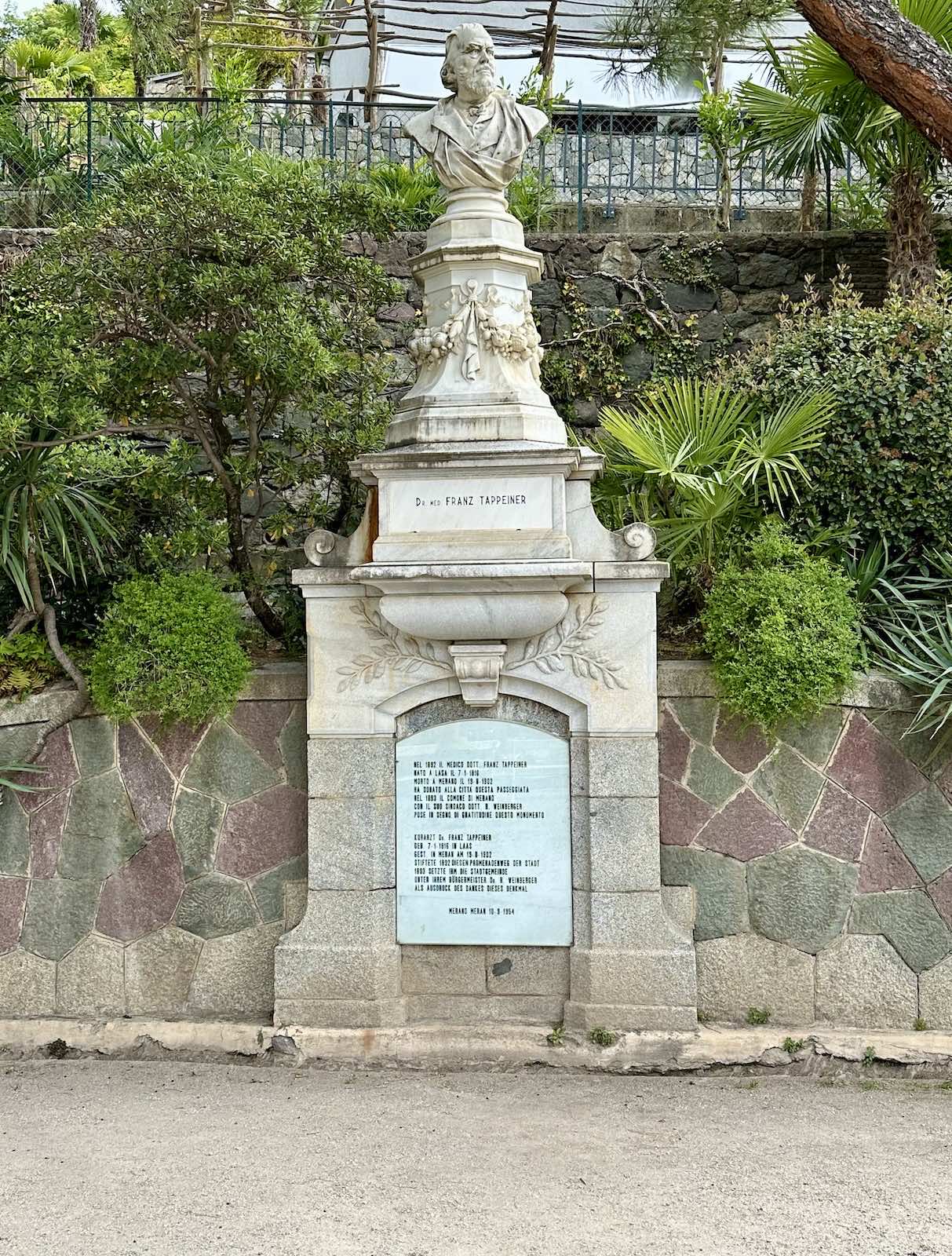 Denkmal am Tappeinerweg zu Ehren Dr. med. Franz Tappeiner