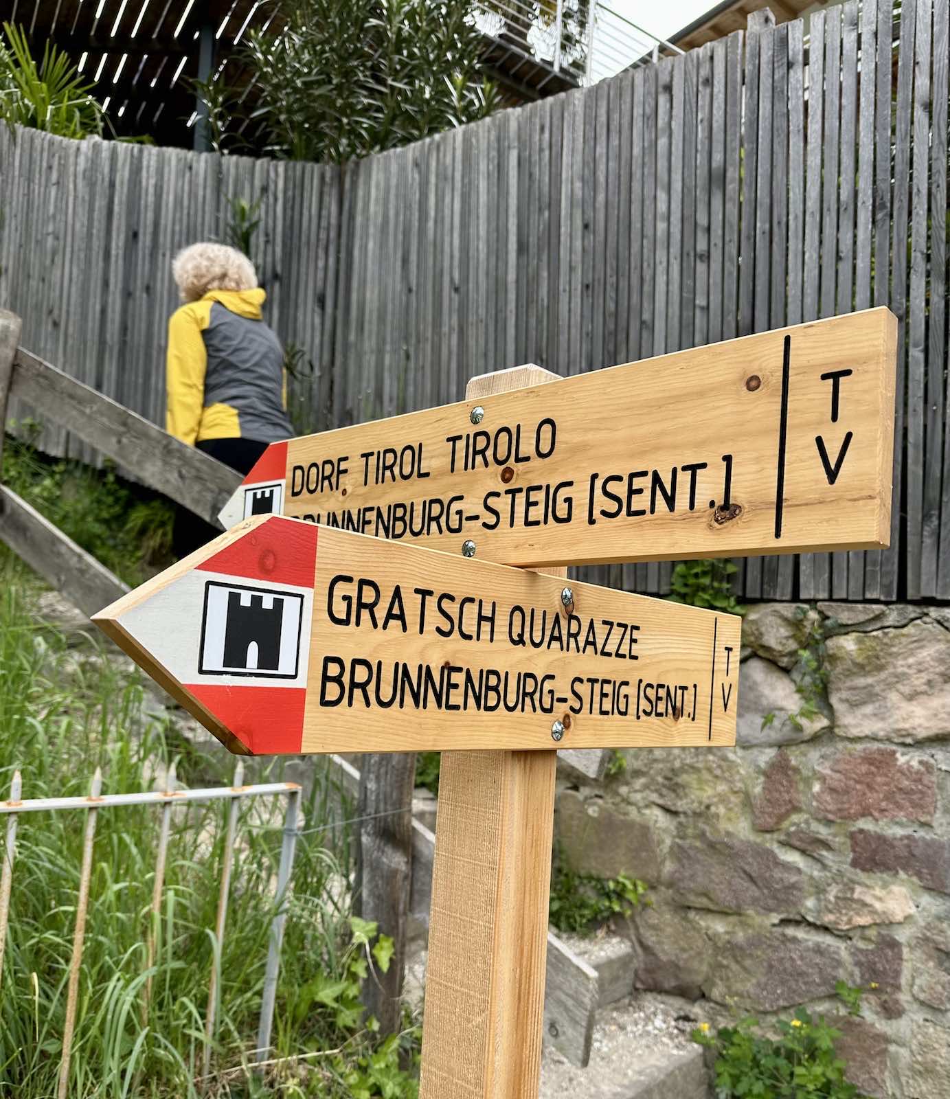 Gut beschildert über den Brunnenburgsteig nach Dorf Tirol