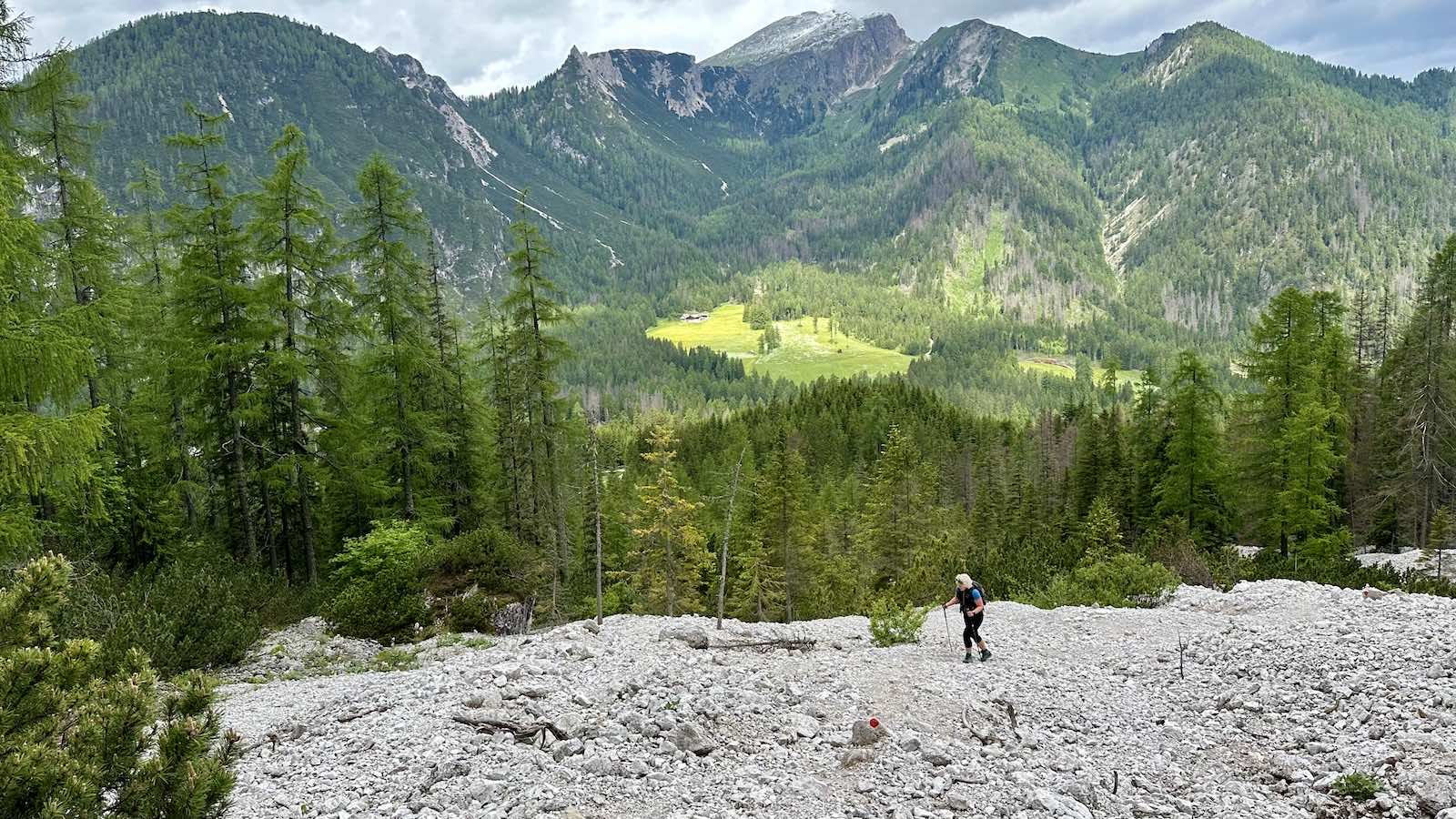 Das breite Schotterfeld, dahinter der markante Hochalpenkopf (Bildmitte)