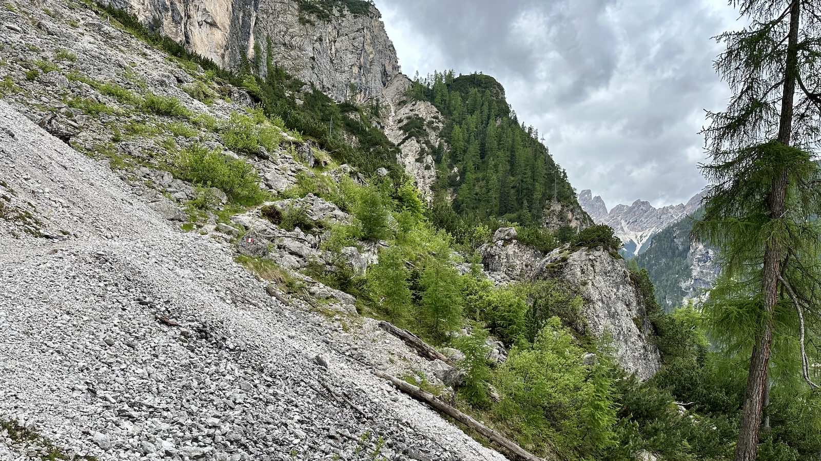 Der tiefe Schotter erschwert zunächst den Aufstieg in Richtung Wandfuß