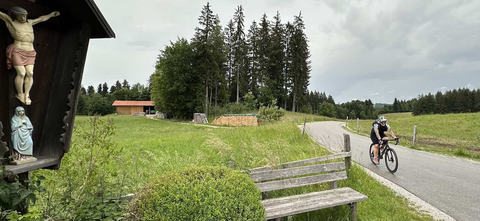 Hinter dem Wegkreuz geht es nach Schnait