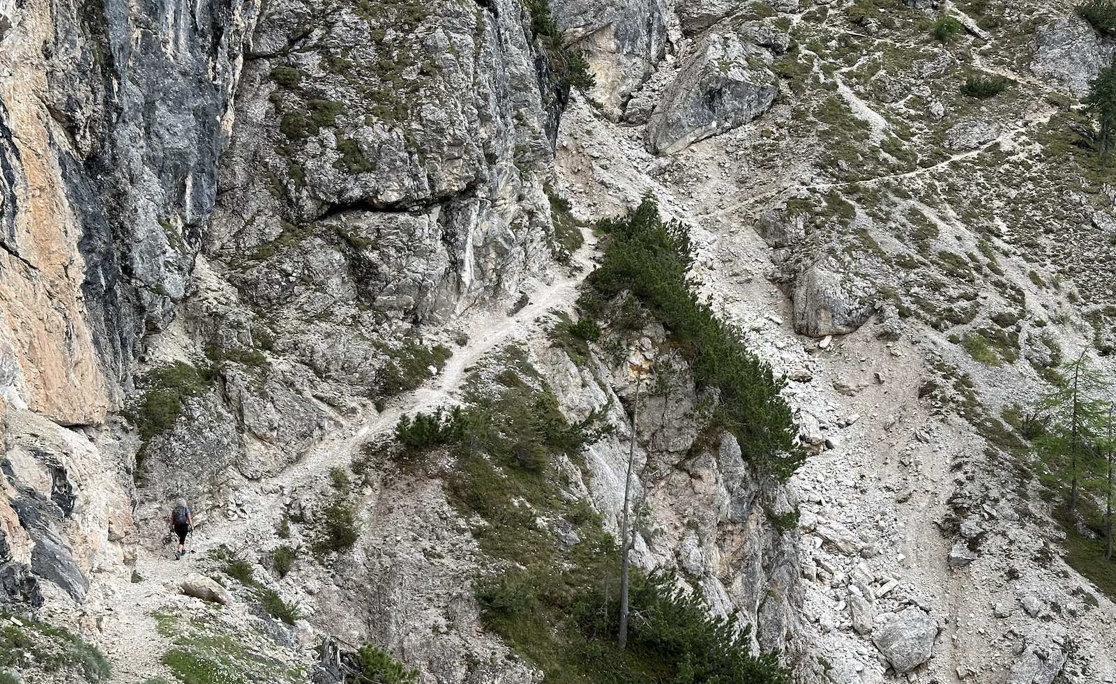 Hinter jeder Kurve ändert sich das Bild und der Charakter des Wegs