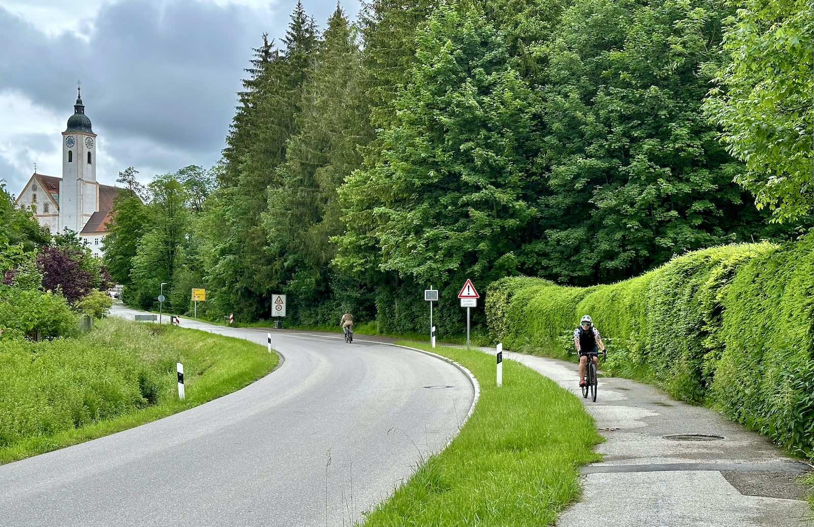 Immer wieder geht es an geschichtlichen Bauwerken vorbei - wie hier das Kloster Dietramszell