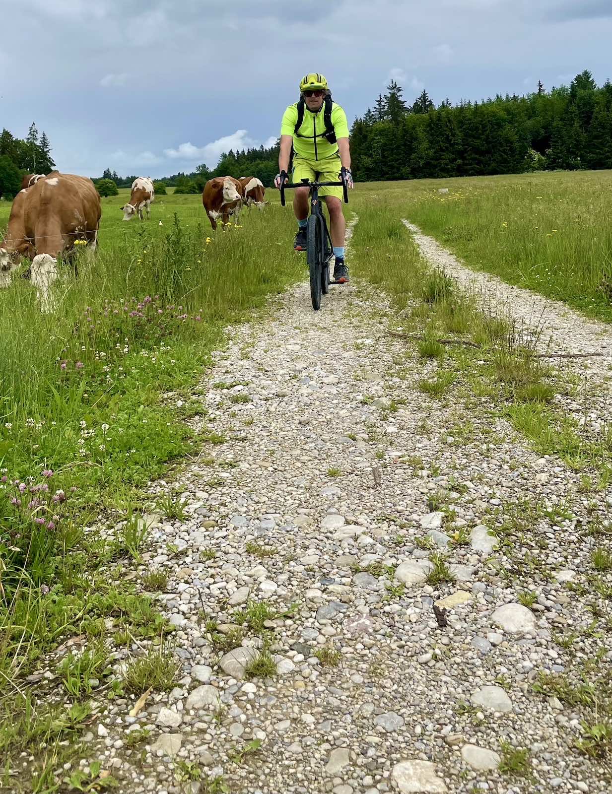 Mal auf Schotter, dann wider auf Asphalt - meist aber fernab vom Verkehr