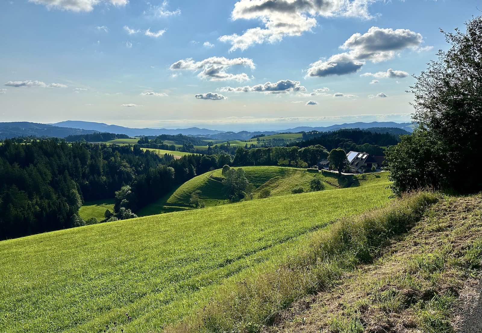 Abendstimmung kurz vor dem ersten Nachtlager - hinter den Bergen liegt Freiburg