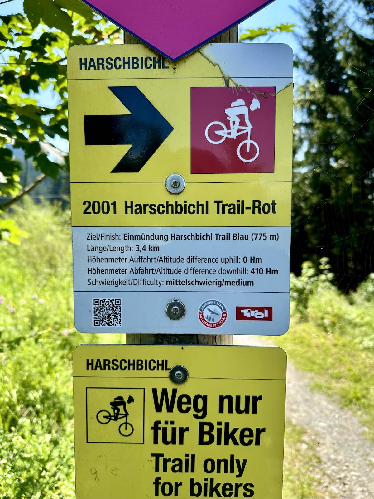 Dei Einfahrt in den Harschbichltrail ist ebenso ausgeschildert, wie die Kreuzungspunkte auf der Forststraße