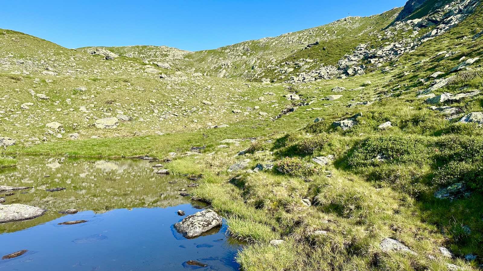 Eine der Lacken, in der sich die umligenden Gipfel spiegeln - oben rechts der Große Beil