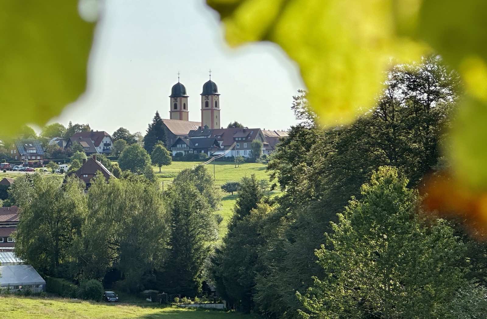 Frühmorgens an der Ohmenkapelle mit Blick auf das Kloster von St. Märgen