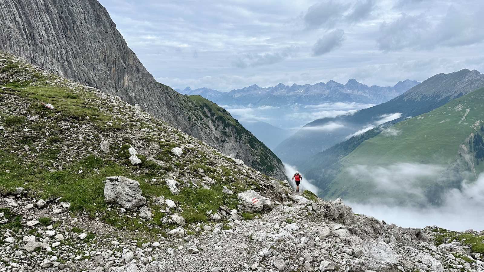 Kurz vor dem See öffnet sich der Latschenhang und das Panorama nach Norden wird sichtbar