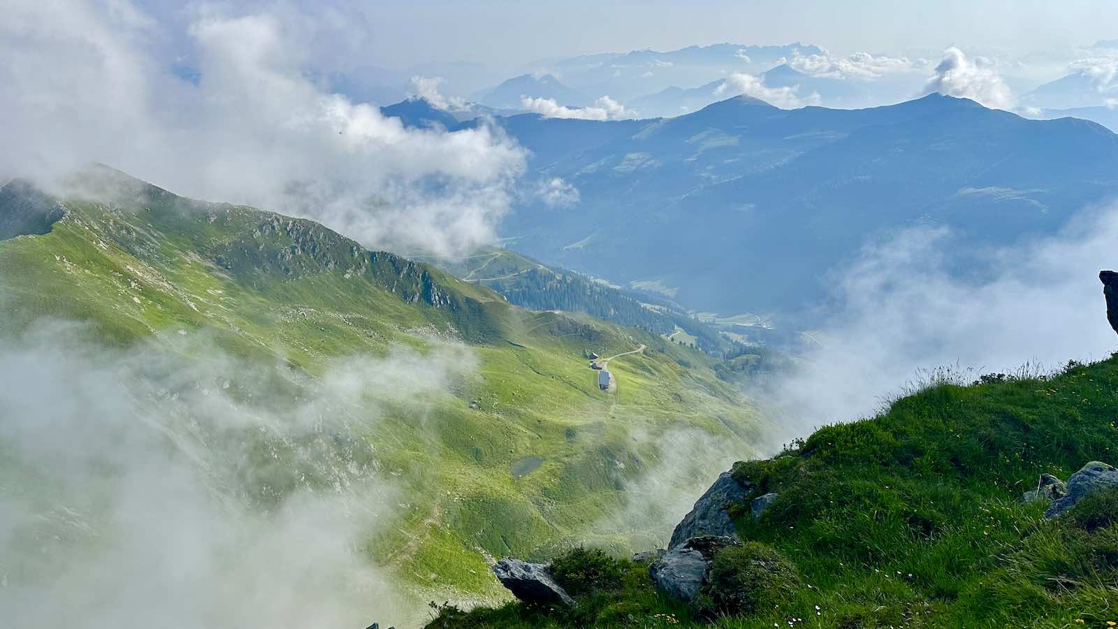 Tiefblick über die Seefeldalm zur Schönanger Alm, ganz unten im Tal