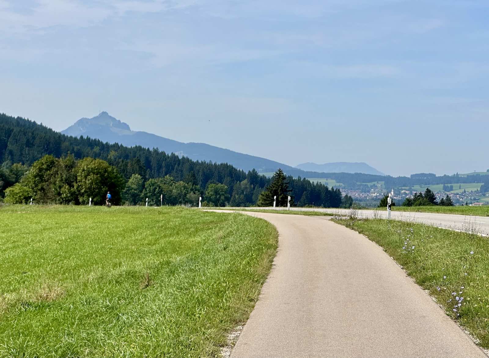 Breiter Radweg am Grüntensee