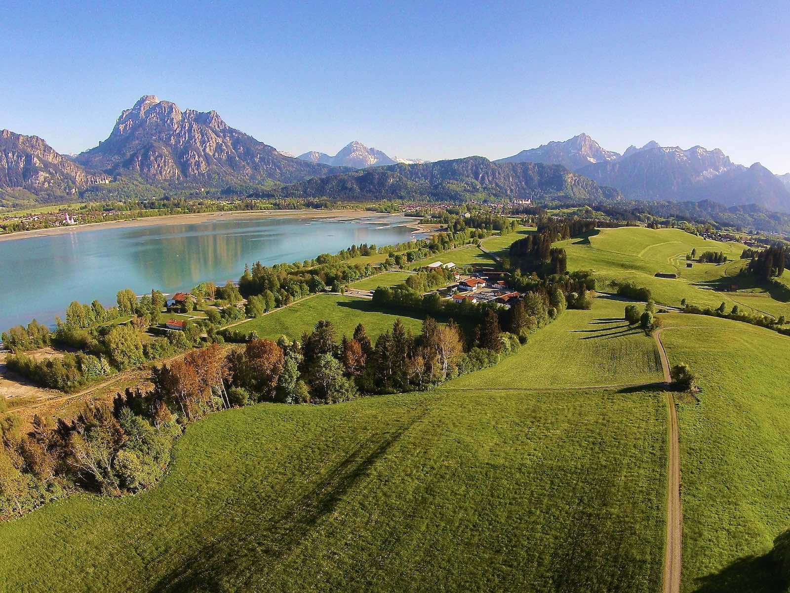 Der Forggensee mit Blick auf Füssen