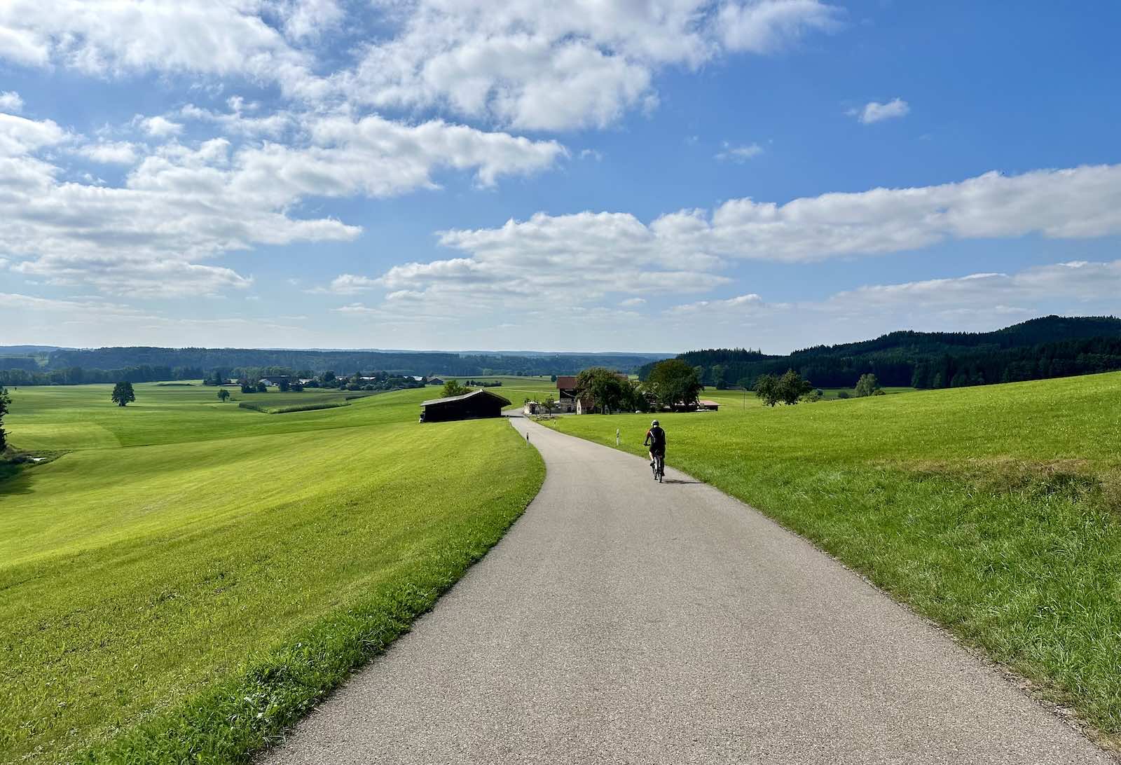 Die herrlich weite Landschaft des nördlichen Allgäus