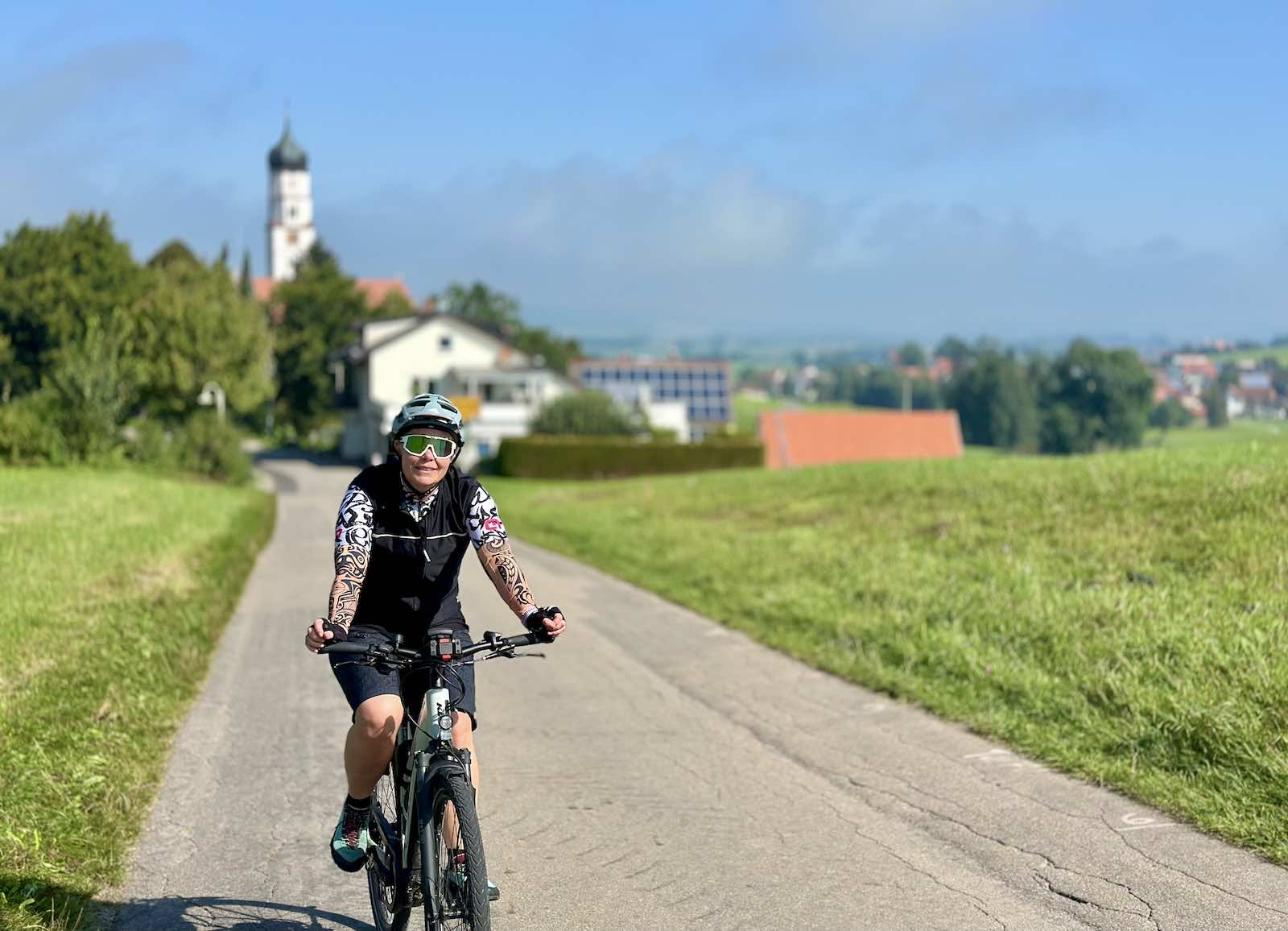 Immer wieder geht es durch kleine Weiler und Dörfer