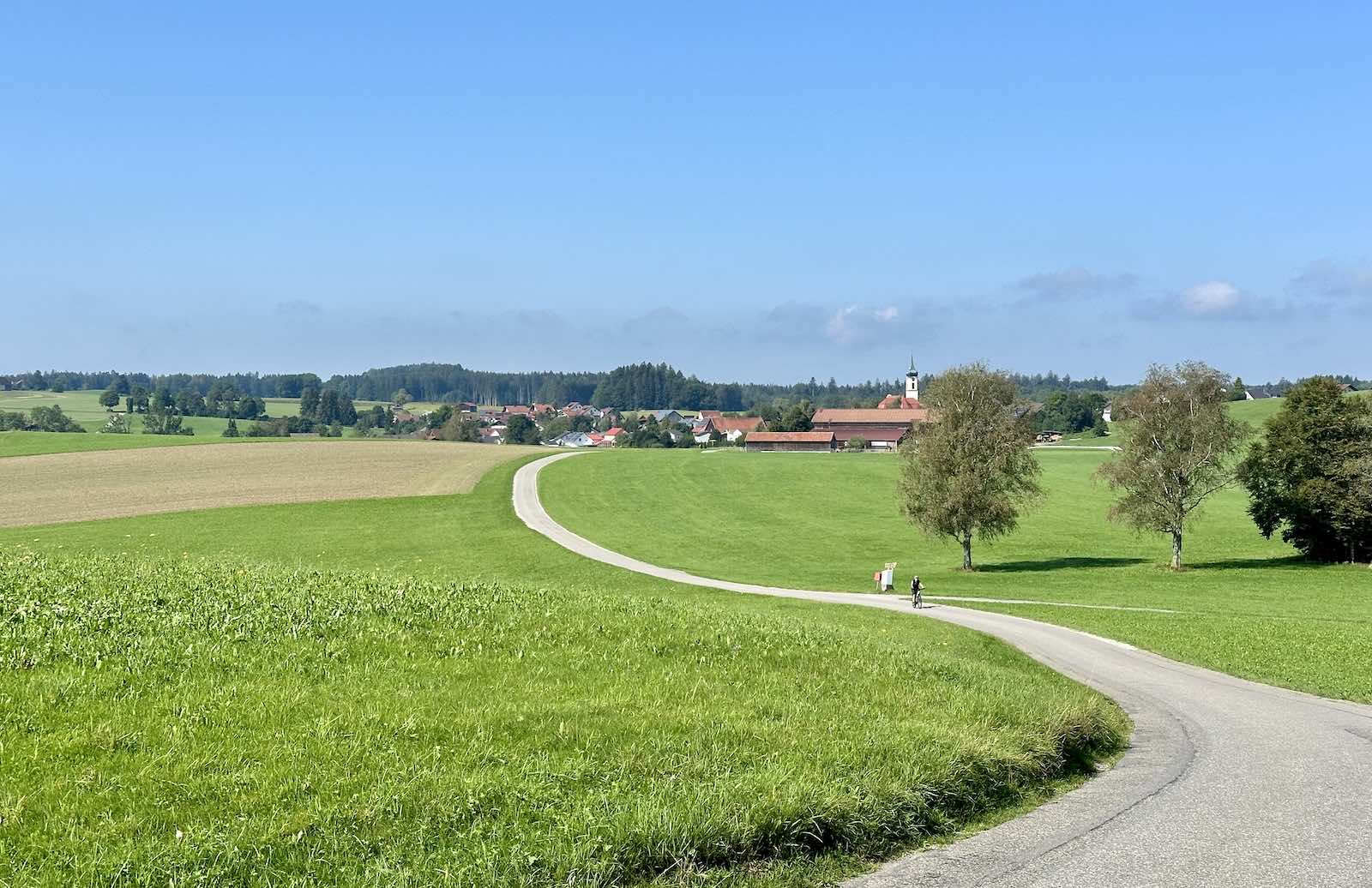 Kaum befahrene Nebenstraßen und breite Radwege wechseln sich auf der Radrunde Allgäu ab