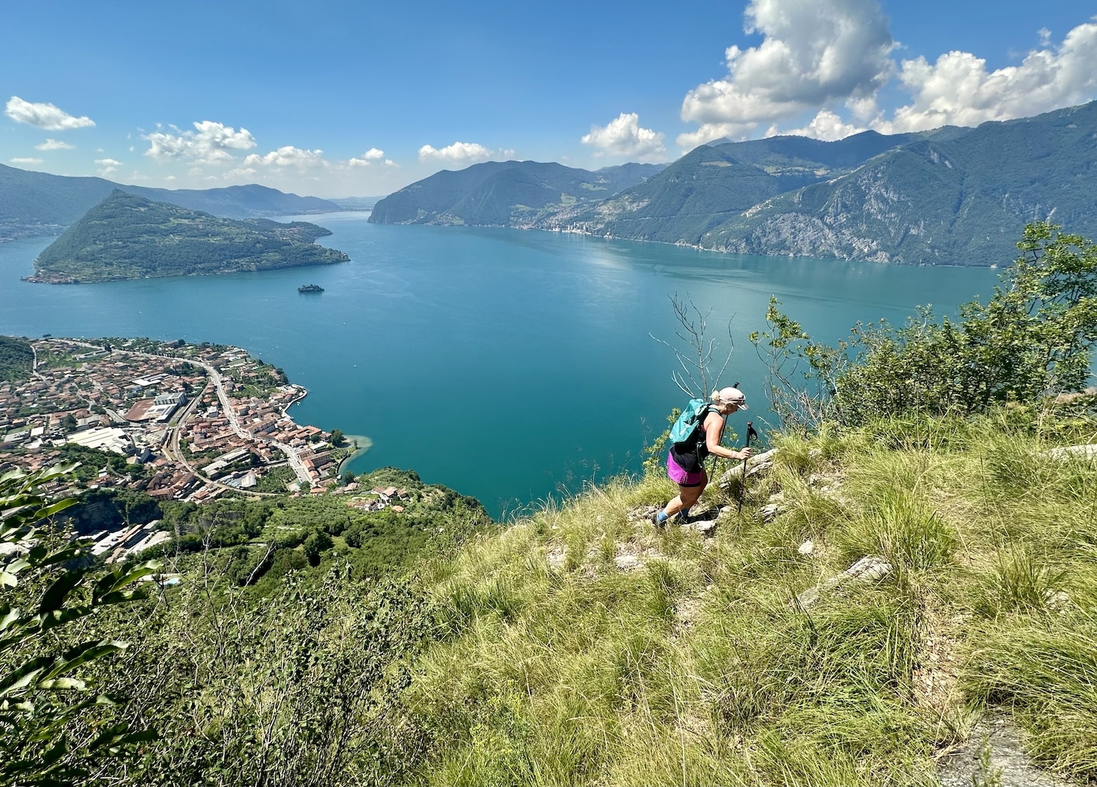 Wenn sich das dichte Grün lichtet, hast Du einen unglaublichen Blick nach Marone und über den Iseo See