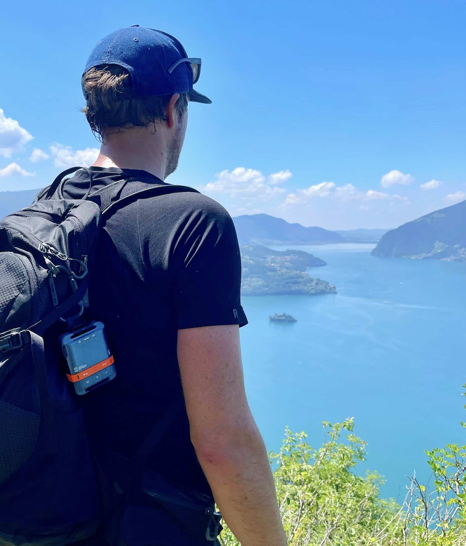 Mit dem mitgelieferten Karabiner lässt sich der SPOT Gen4 einfach am Rucksack befestigen und hat so immer den besten Blick zum Himmel