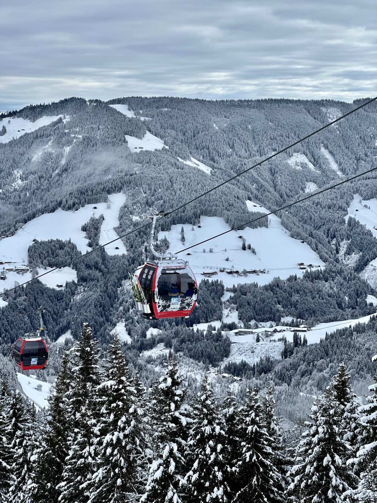 Moderne Umlaufkabinenbahnen bringen Dich auf jeden der drei Berge im Skigebiet